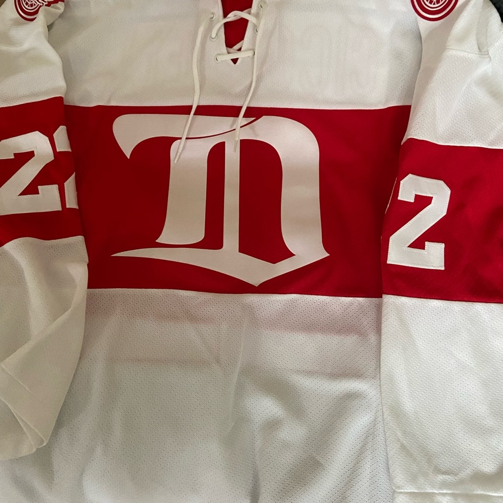 Detroit Red Wings Autographed Dino Ciccarelli jersey with COA